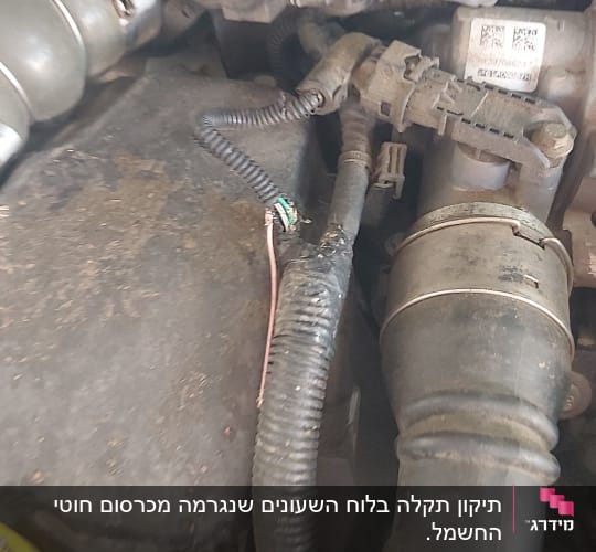 חוטים חשופים ומנוע רכב עם צינורות